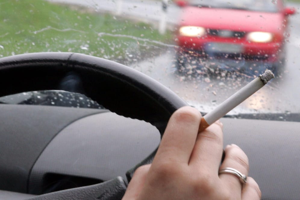 Rauchen am Steuer: Österreich führt ab dem 1. Mai das Rauchverbot im Auto mit Kindern an Bord ein.