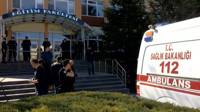 Polizisten stehen vor dem Eingang der Osmangazi Universität im türkischen Eskisehir.