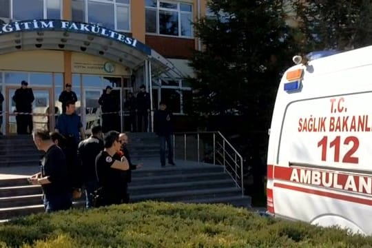 Polizisten stehen vor dem Eingang der Osmangazi Universität im türkischen Eskisehir.