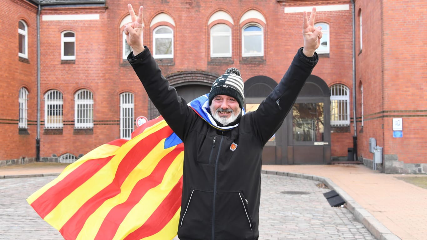Freude im schleswig-holsteinischen Neumünster: Ein Katalane steht jubelnd mit einer Estelada, der Fahne der katalanischen Nationalisten, vor der Justizvollzugsanstalt.