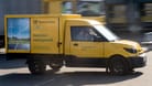 Ein Deutsche-Post-Auto: In Kassel haben zwei Einbrecher zahlreiche Pakete geplündert und sich dann mit einem Post-Auto aus dem Staub gemacht. (Archivbild)