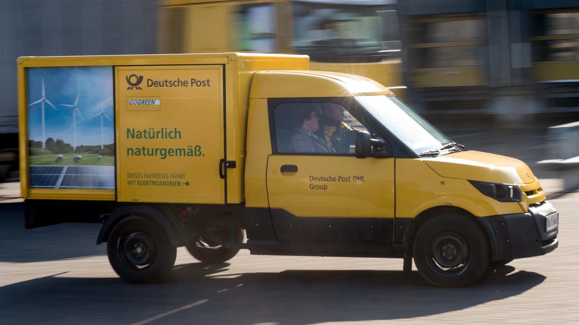 Ein Deutsche-Post-Auto: In Kassel haben zwei Einbrecher zahlreiche Pakete geplündert und sich dann mit einem Post-Auto aus dem Staub gemacht. (Archivbild)