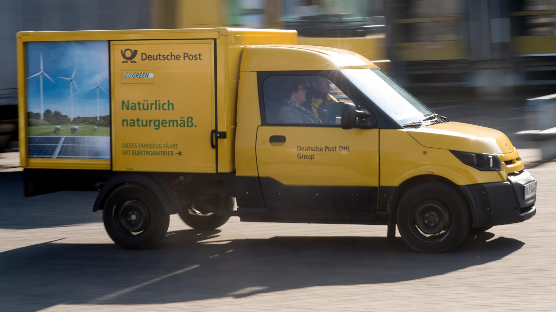 Ein Deutsche-Post-Auto: In Kassel haben zwei Einbrecher zahlreiche Pakete geplündert und sich dann mit einem Post-Auto aus dem Staub gemacht. (Archivbild)