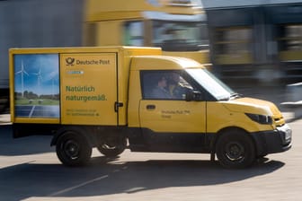 Ein Deutsche-Post-Auto: In Kassel haben zwei Einbrecher zahlreiche Pakete geplündert und sich dann mit einem Post-Auto aus dem Staub gemacht. (Archivbild)