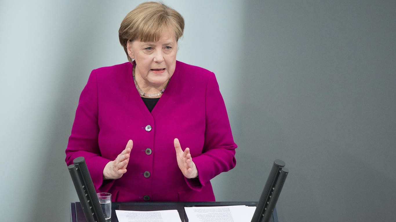 Bundeskanzlerin Angela Merkel: Im neuesten "DeutschlandTrend" schneidet sie mäßig ab.