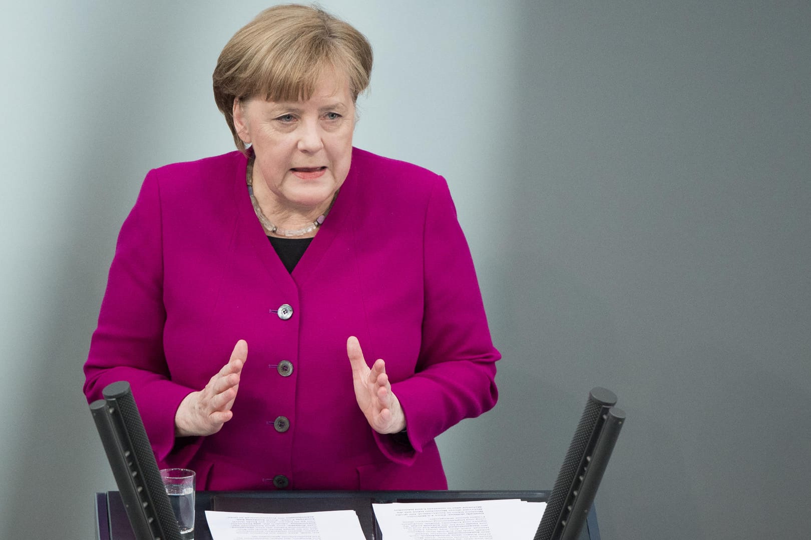 Bundeskanzlerin Angela Merkel: Im neuesten "DeutschlandTrend" schneidet sie mäßig ab.