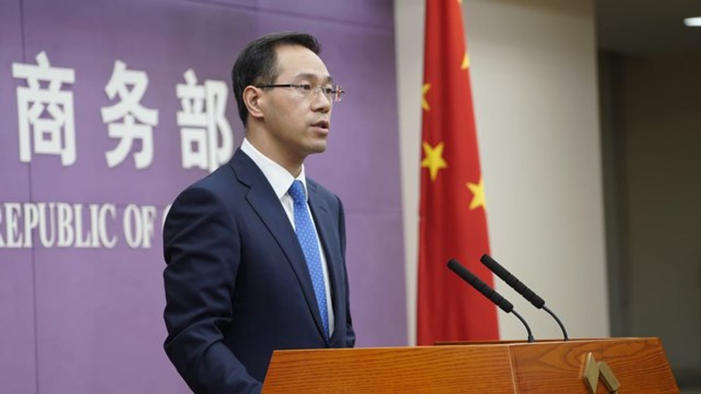 Gao Feng, ein Sprecher für das chinesische Handelsministerium, drohte mit "umfassenden Gegenmaßnahmen" und kündigte an, "um jeden Preis" gegen den Protektionismus der USA anzukämpfen.