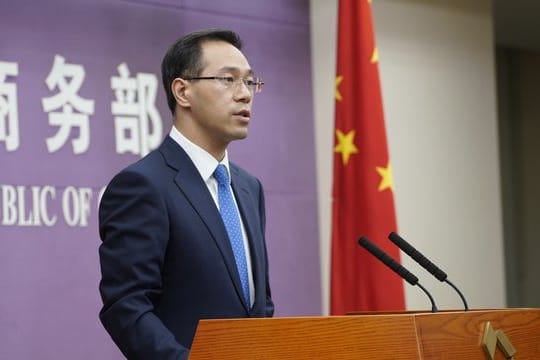 Gao Feng, ein Sprecher für das chinesische Handelsministerium, drohte mit "umfassenden Gegenmaßnahmen" und kündigte an, "um jeden Preis" gegen den Protektionismus der USA anzukämpfen.