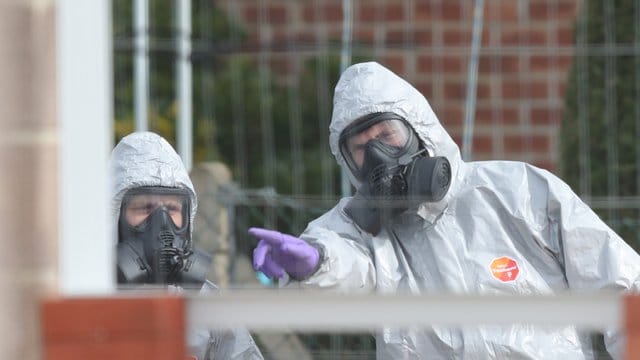 Mitte März in Gillingham: Soldaten mit Schutzanzügen während der Ermittlungen zur Vergiftung des Ex-Doppelagenten und dessen Tochter.