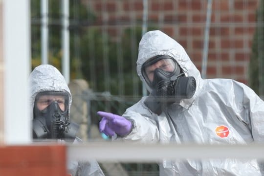 Mitte März in Gillingham: Soldaten mit Schutzanzügen während der Ermittlungen zur Vergiftung des Ex-Doppelagenten und dessen Tochter.