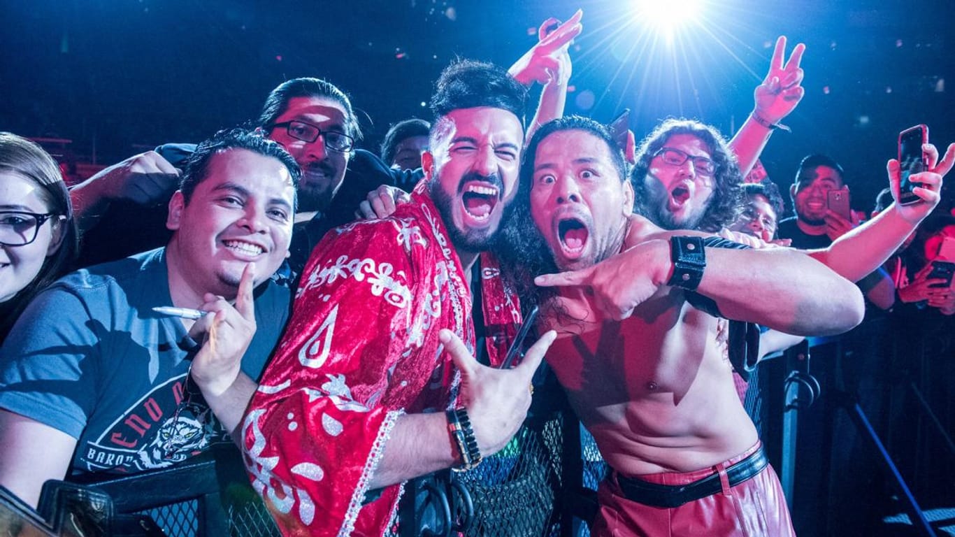 Ohne die Fans geht für WWE-Topstar Shinsuke Nakamura (vorne rechts) und die Athleten nichts, so wie hier bei einem Event in Monterrey, Mexiko.