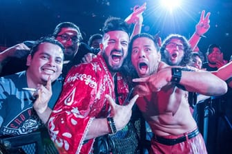 Ohne die Fans geht für WWE-Topstar Shinsuke Nakamura (vorne rechts) und die Athleten nichts, so wie hier bei einem Event in Monterrey, Mexiko.