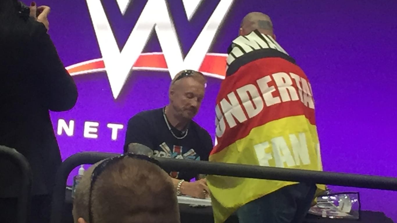 Benny (r.) holt sich ein Autogramm von Wrestling-Legende DDP bei WrestleMania Axxess in New Orleans.