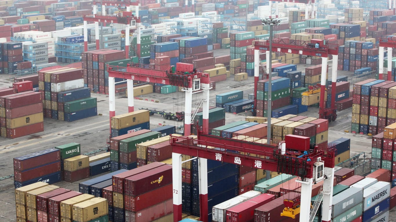 Hafen im chinesischen Qingdao (Archiv): Strafzölle auf US-Agrarprodukte könnten Trump empfindlich treffen.