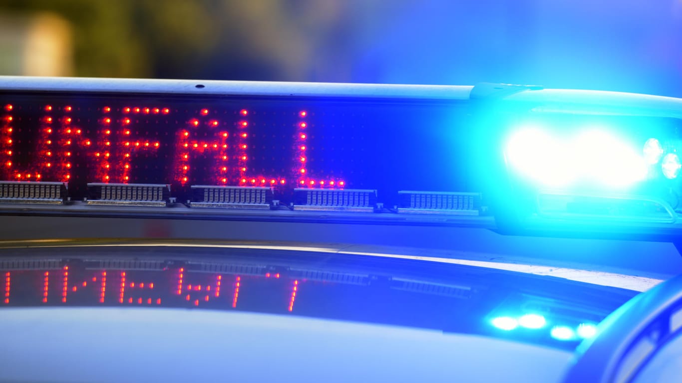 Polizeifahrzeug auf der Autobahn (Symbolbild): Im bayerischen Landkreis Landshut wurden bei einem Serienunfall vier Personen verletzt.
