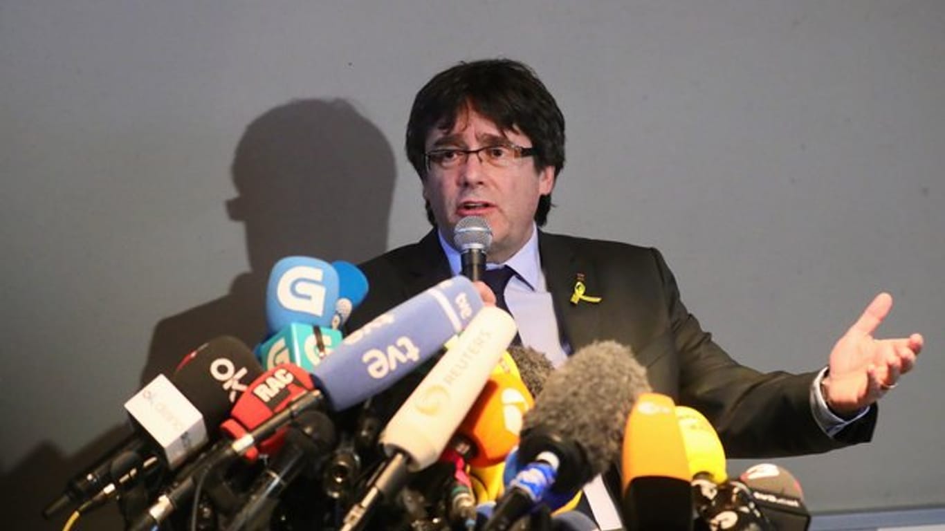 Carles Puigdemontc gibt in Berlin eine Pressekonferenz.
