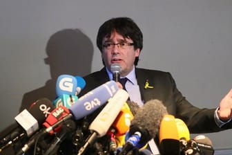 Carles Puigdemontc gibt in Berlin eine Pressekonferenz.