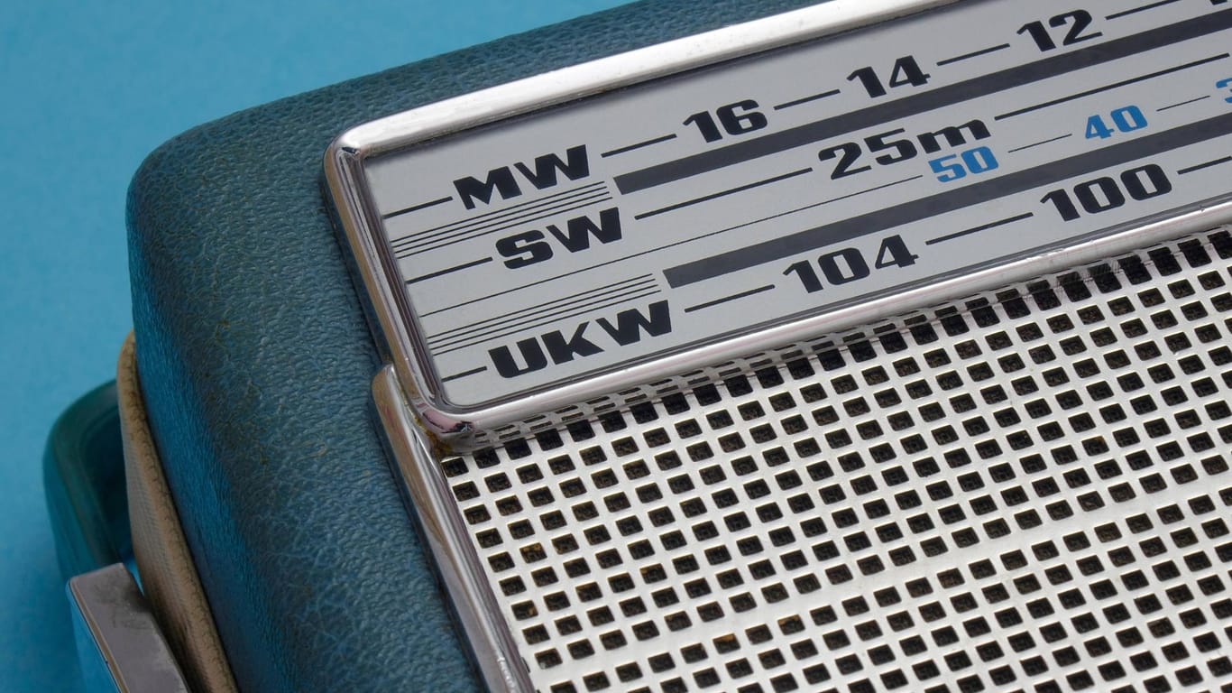 Kofferradio mit UKW-Skala: Zwangsabschaltung vorerst abgewendet.