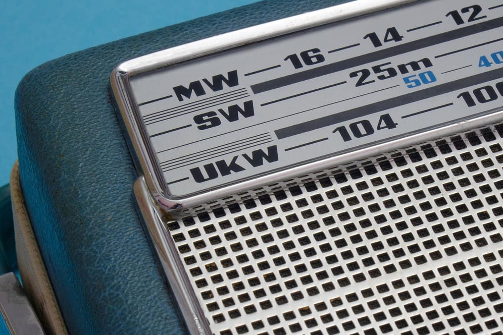 Kofferradio mit UKW-Skala: Zwangsabschaltung vorerst abgewendet.