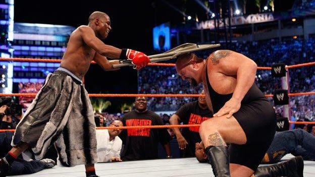 WrestleMania 24: Box-Superstar Floyd Mayweather (l.) legt sich mit Big Show an.