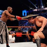 WrestleMania 24: Box-Superstar Floyd Mayweather (l.) legt sich mit Big Show an.
