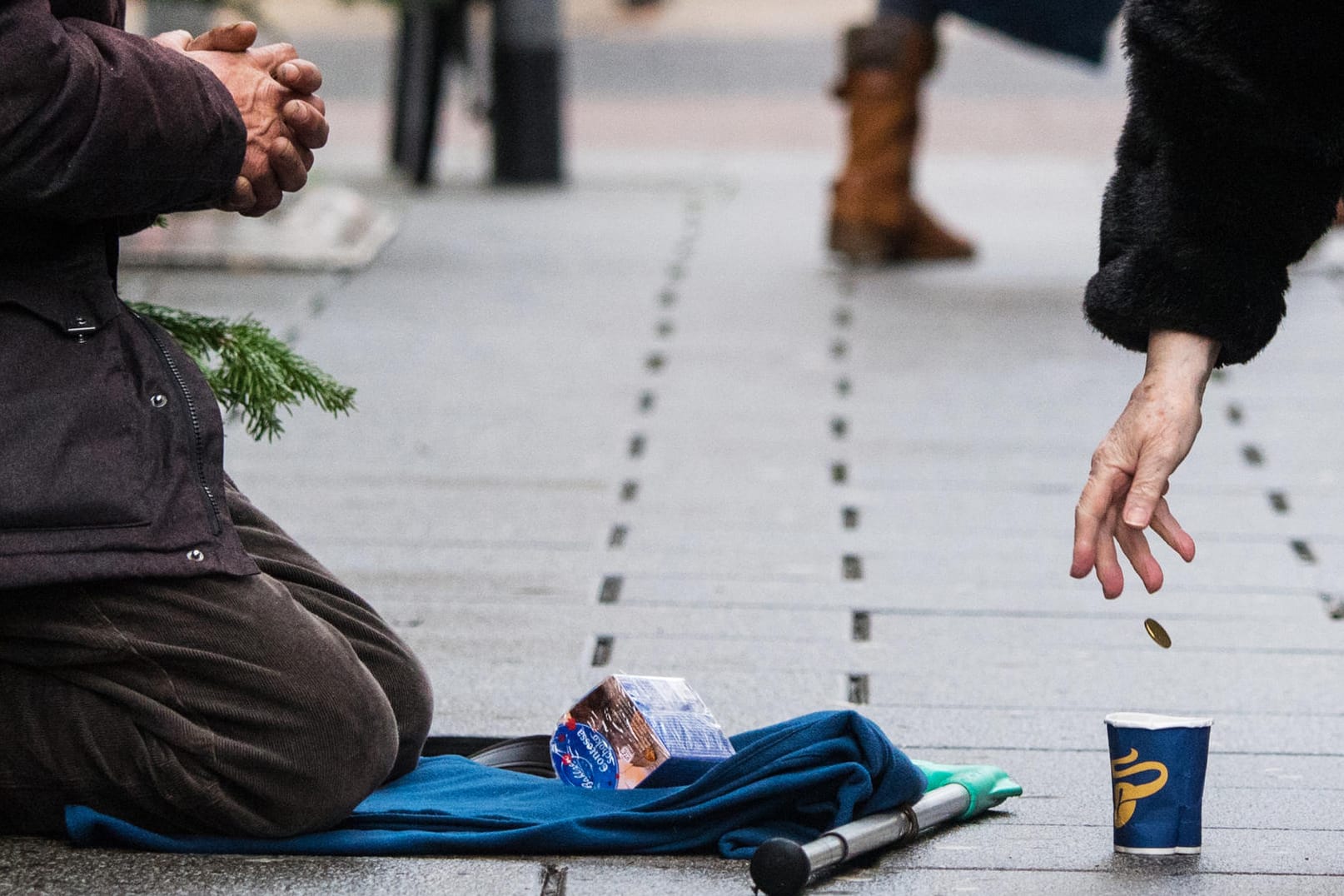 Arm und Reich auf einen Bild: Laut einer Umfrage finden die Bundesbürger Deutschland tief gespalten: Ein Grund für viele: Die Armut.