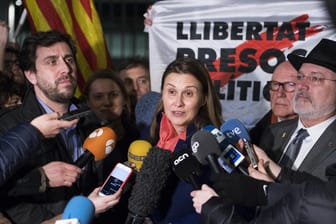 Antoni Comin i Oliveres, Meritxell Serret Aleu und Lluis Puig (von links nach rechts): Die drei ehemaligen Minister der katalonischen Regionalregierung werden nicht nach Spanien ausgeliefert.