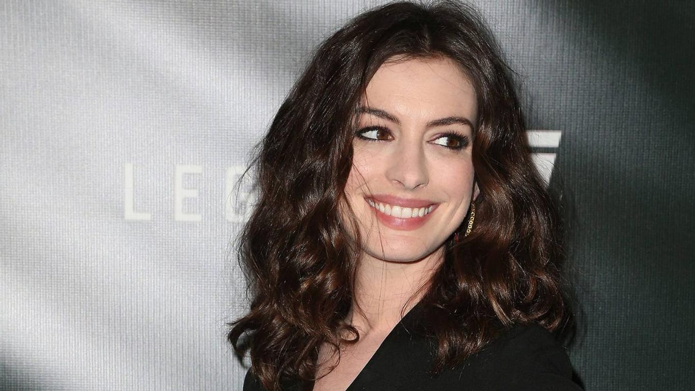 So kennen wir Anne Hathaway: Jetzt hat die Schauspielerin ein wenig zugelegt – aus einem guten Grund.