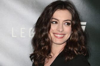 So kennen wir Anne Hathaway: Jetzt hat die Schauspielerin ein wenig zugelegt – aus einem guten Grund.