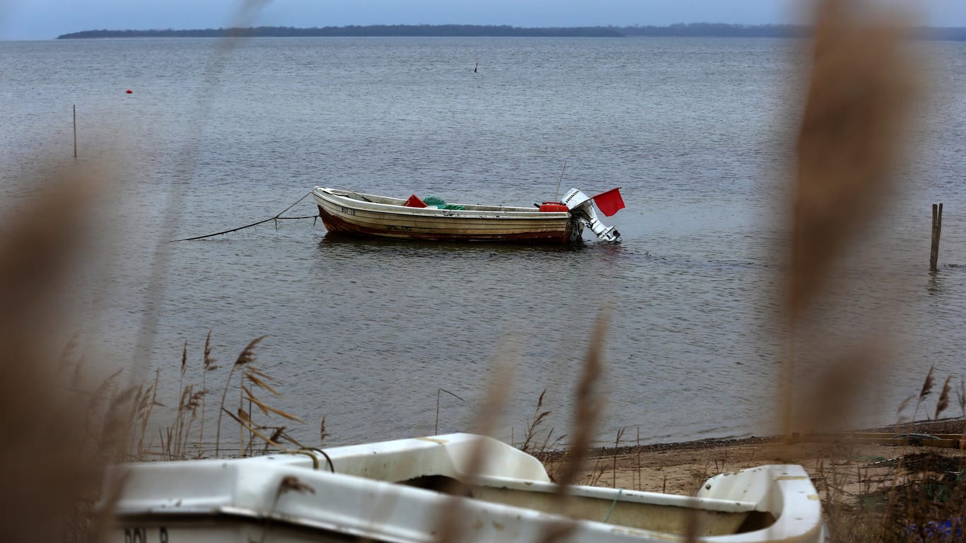 Boot eines Anglers in der Ostsee: Ein 61-Jähriger ist beim Angeln verunglückt. Seine Leiche wurde vor Lübeck geborgen.