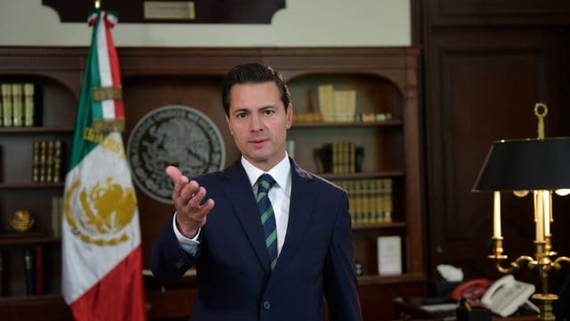 Enrique Peña Nieto während seiner Videobotschaft: "Es gibt etwas, dass alle Mexikaner eint: die Gewissheit, dass niemand und nichts über der Würde Mexikos steht. Enrique Peña Nieto während seiner Videobotschaft: "Es gibt etwas, dass alle Mexikaner eint: die Gewissheit, dass niemand und nichts über der Würde Mexikos steht.
