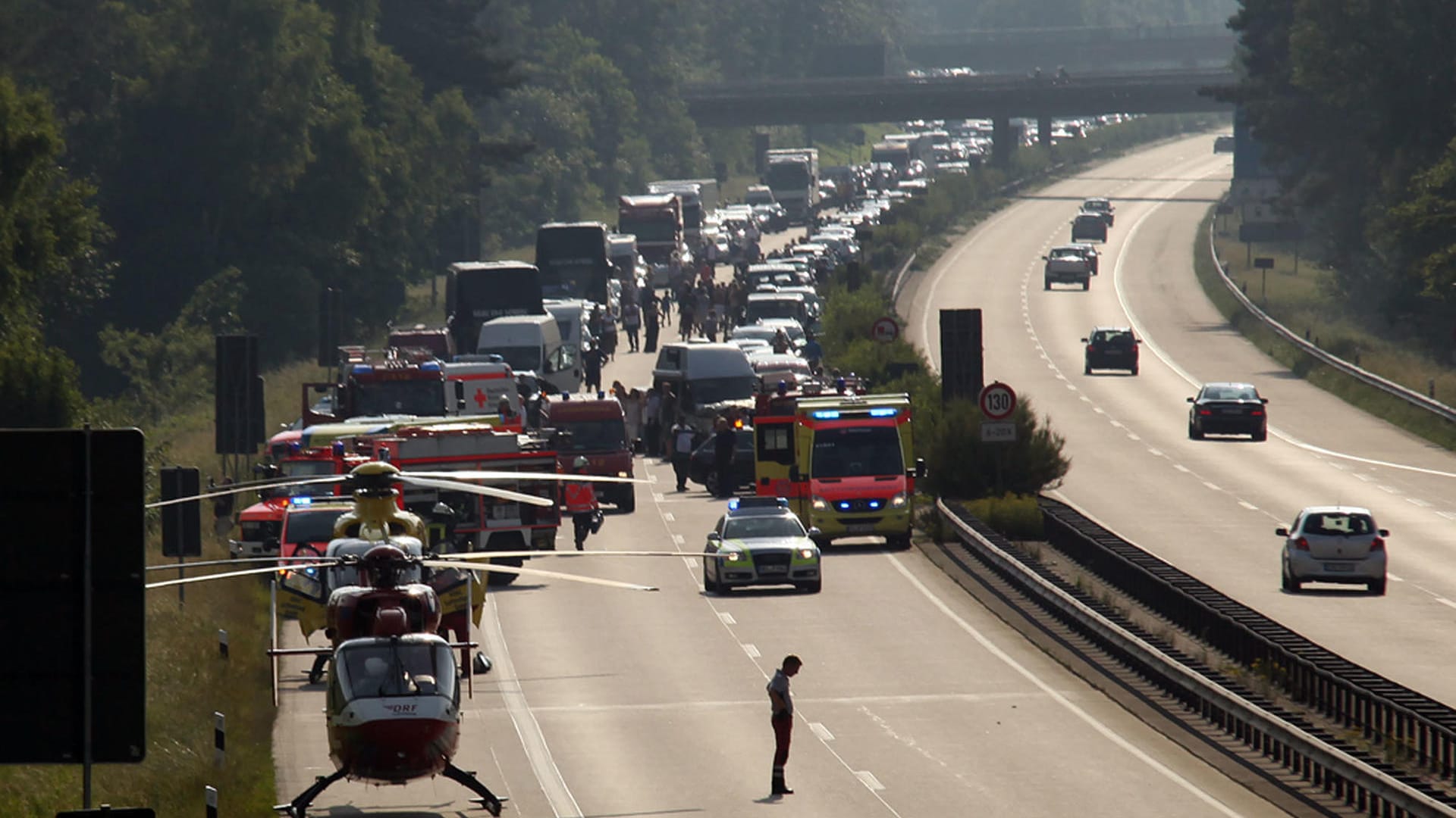 Unfall auf der A1 (Symboldbild): Bei einem Auffahrunfall starb ein Mensch.