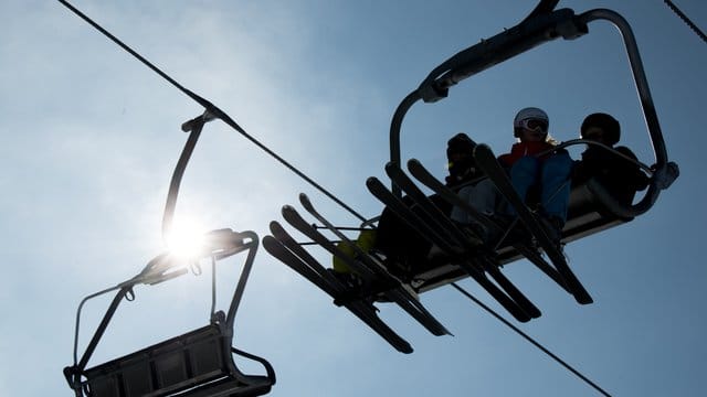 Wintersportler in einem Skilift.