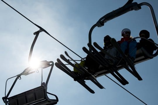 Wintersportler in einem Skilift.