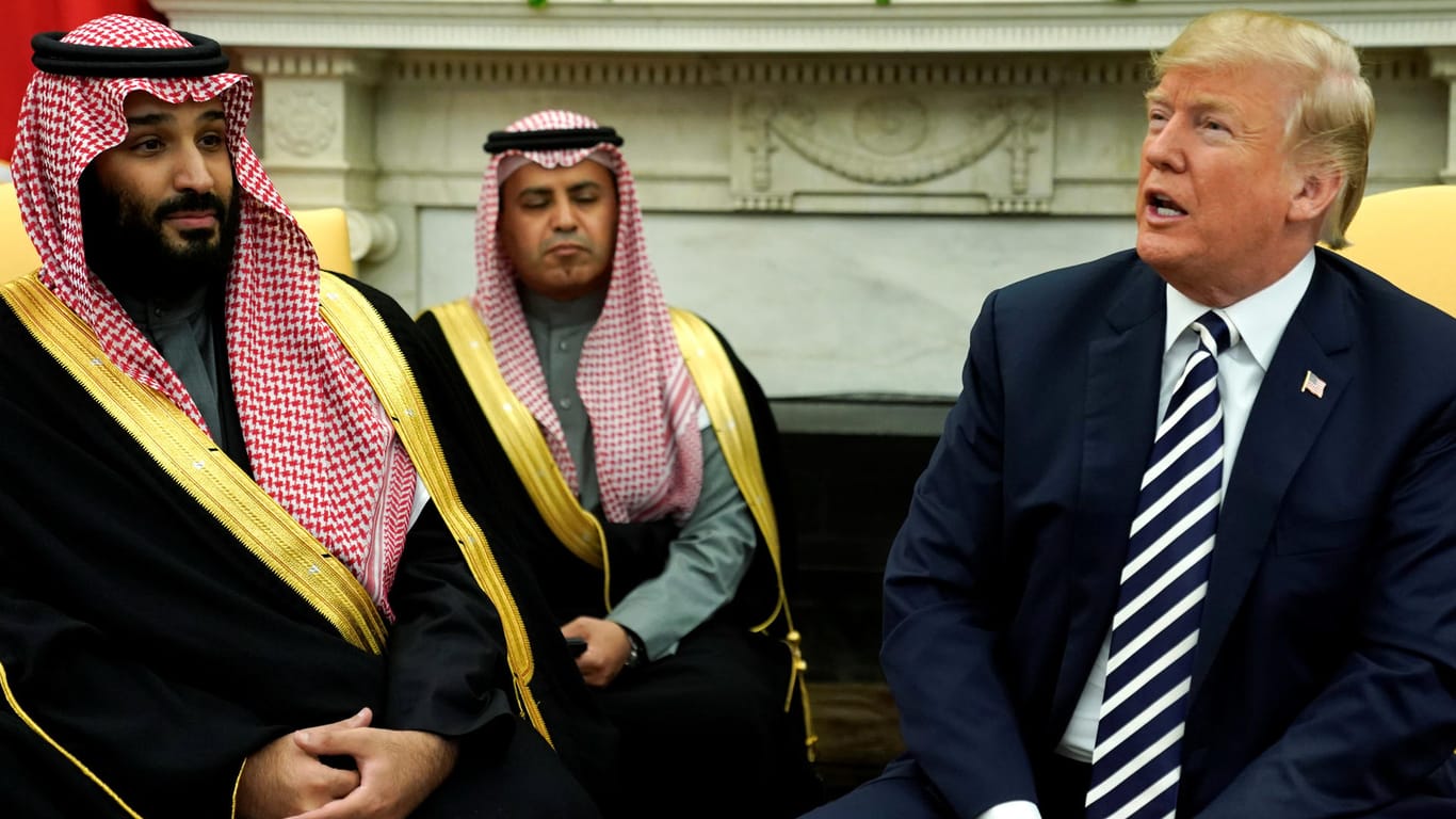 Saudi-Arabiens Kronprinz Mohammed bin Salman (l.) und US-Präsident Donald Trump (Archiv): Die USA wollen insgesamt Waffen für mehr als 100 Milliarden US-Dollar an Saudi-Arabien verkaufen.