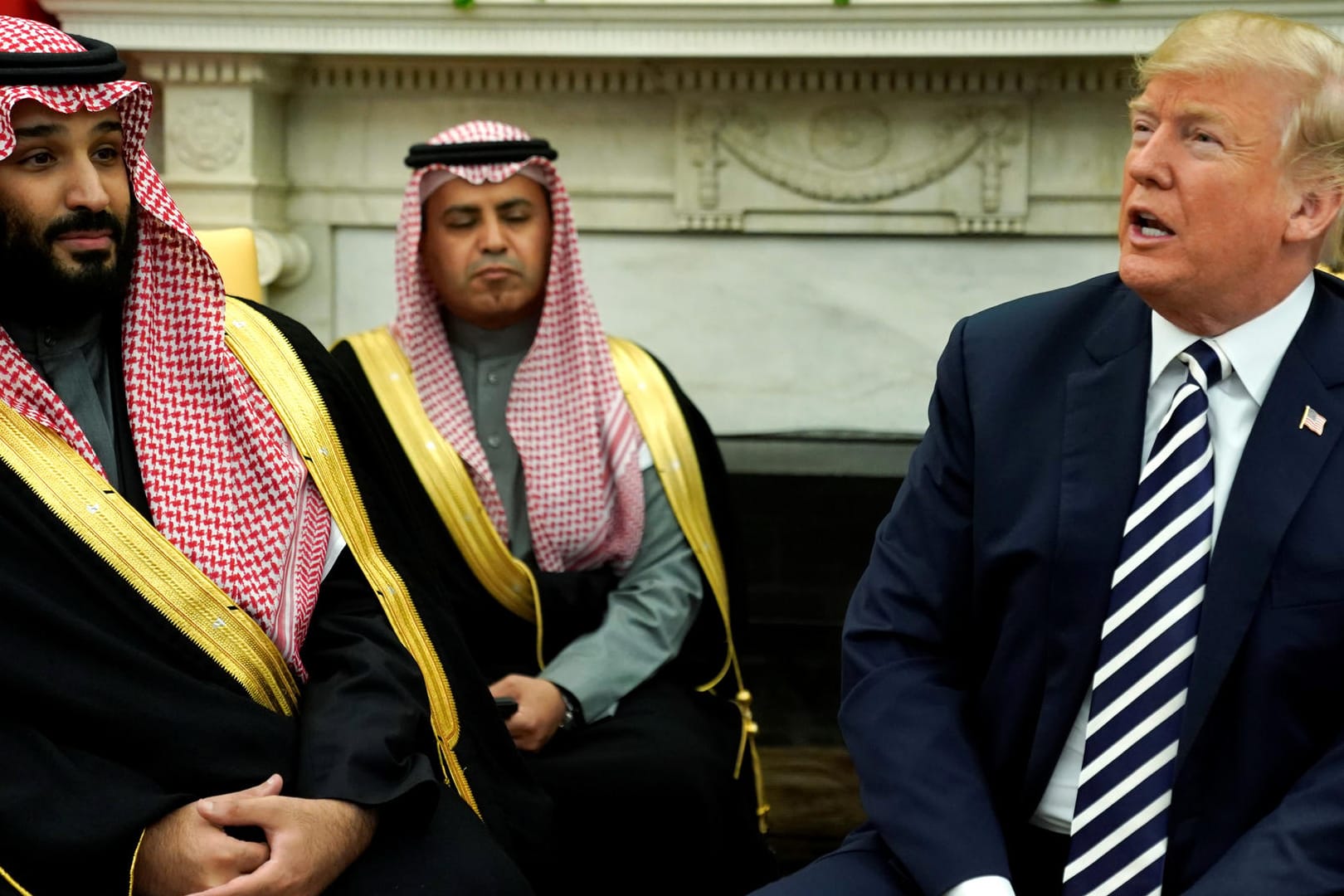 Saudi-Arabiens Kronprinz Mohammed bin Salman (l.) und US-Präsident Donald Trump (Archiv): Die USA wollen insgesamt Waffen für mehr als 100 Milliarden US-Dollar an Saudi-Arabien verkaufen.