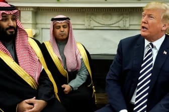 Saudi-Arabiens Kronprinz Mohammed bin Salman (l.) und US-Präsident Donald Trump (Archiv): Die USA wollen insgesamt Waffen für mehr als 100 Milliarden US-Dollar an Saudi-Arabien verkaufen.