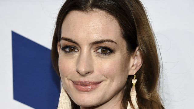 Anne Hathaway baut vor.