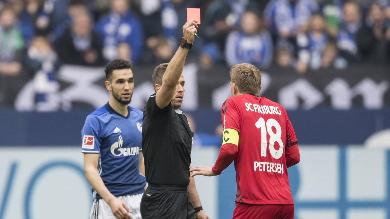 Schiedsrichter Tobias Stieler zeigt Nils Petersen die Rote Karte: Eine Fehlentscheidung, wie das DFB-Bundesgericht jetzt entschieden hat.