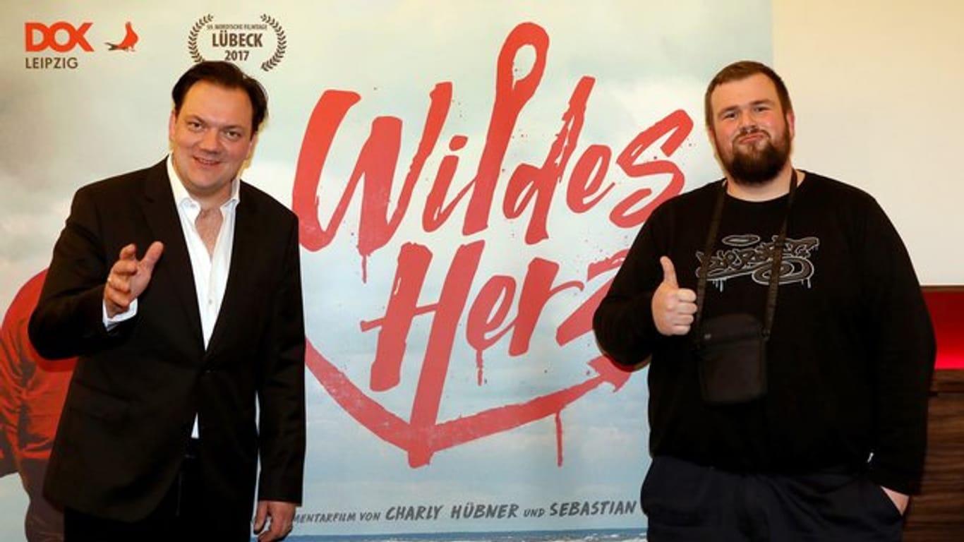 Charly Hübner (l) und Jan "Monchi" Gorkow bei der Premiere von "Wildes Herz".