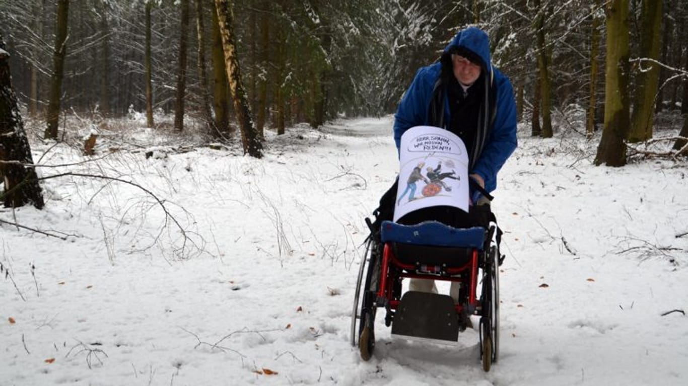 Schnittger mit Rollstuhl auf einem verschneiten Waldweg: Es ist nicht Schnittgers erster Marsch, um Öffentlichkeit zu bekommen.