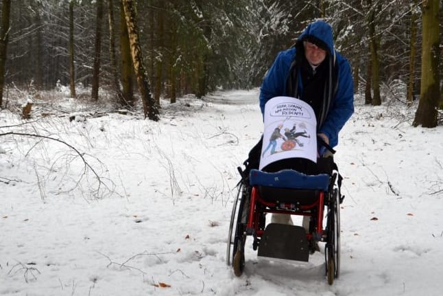 Schnittger mit Rollstuhl auf einem verschneiten Waldweg: Es ist nicht Schnittgers erster Marsch, um Öffentlichkeit zu bekommen.