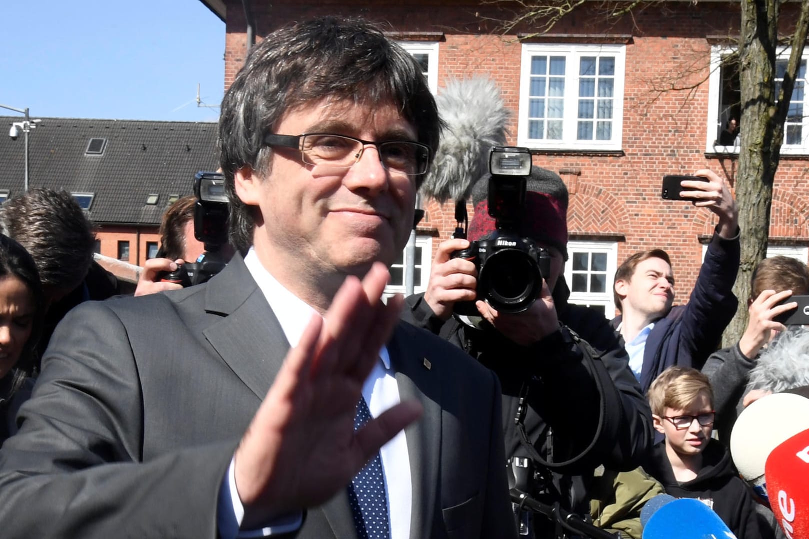 Carles Puigdemont vor der JVA in Neumünster: Nach zehn Tagen durfte der spanische Politiker das Gefängnis wieder verlassen.