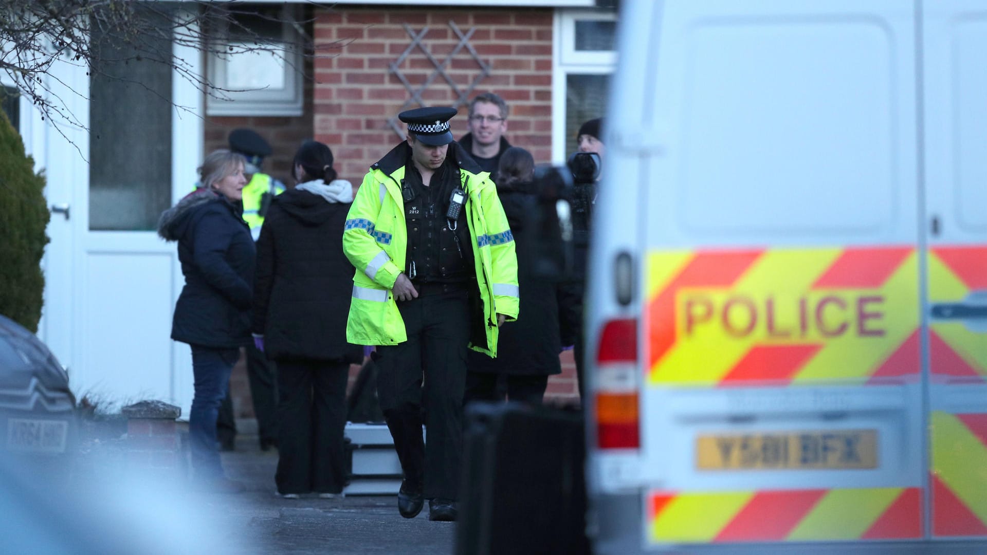 Die Polizei ermittelt in dem Haus des Doppelagenten Skripal, der mit seiner Tochter Opfer eines Nervengift Angriffs wurde: Der vergiftete russische Ex-Doppelagent Skripal schwebt nicht mehr in Lebensgefahr. Die Polizei ermittelt in dem Haus des Doppelagenten Skripal, der mit seiner Tochter Opfer eines Nervengift Angriffs wurde: Der vergiftete russische Ex-Doppelagent Skripal schwebt nicht mehr in Lebensgefahr.