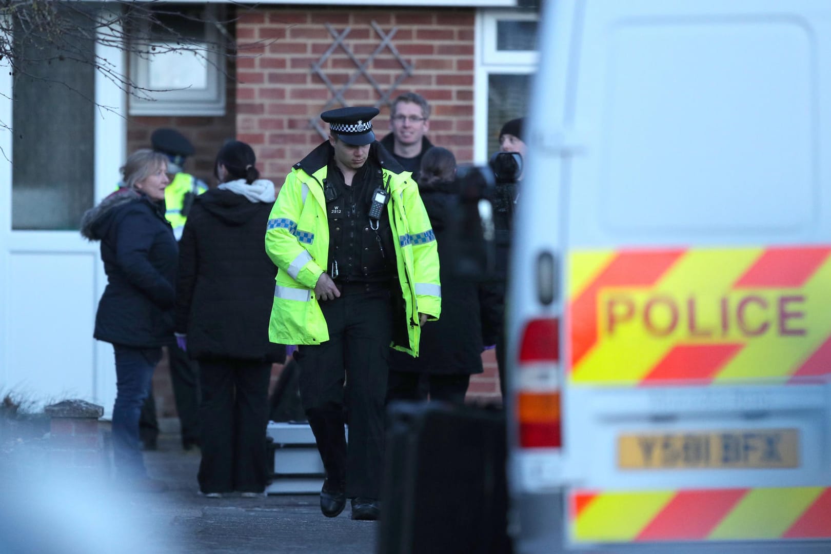Die Polizei ermittelt in dem Haus des Doppelagenten Skripal, der mit seiner Tochter Opfer eines Nervengift Angriffs wurde: Der vergiftete russische Ex-Doppelagent Skripal schwebt nicht mehr in Lebensgefahr.