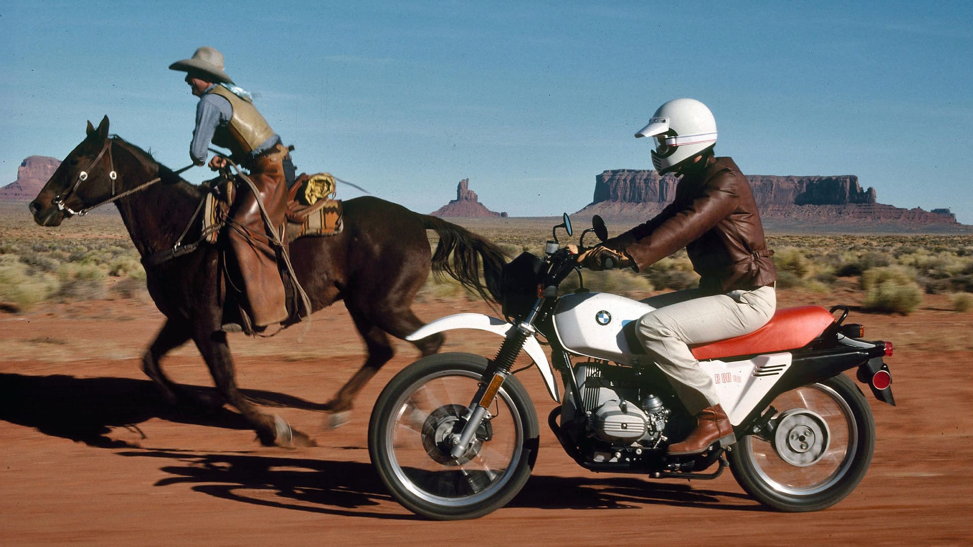 Klassische Motorräder: Wilde Wendung im Gelände: Mit der Enduro R 80 G/S legten sich die Bikes aus Bayern ein jüngeres Image zu. Die BMW ließ sich aber auch auf der Straße sehr gut fahren.