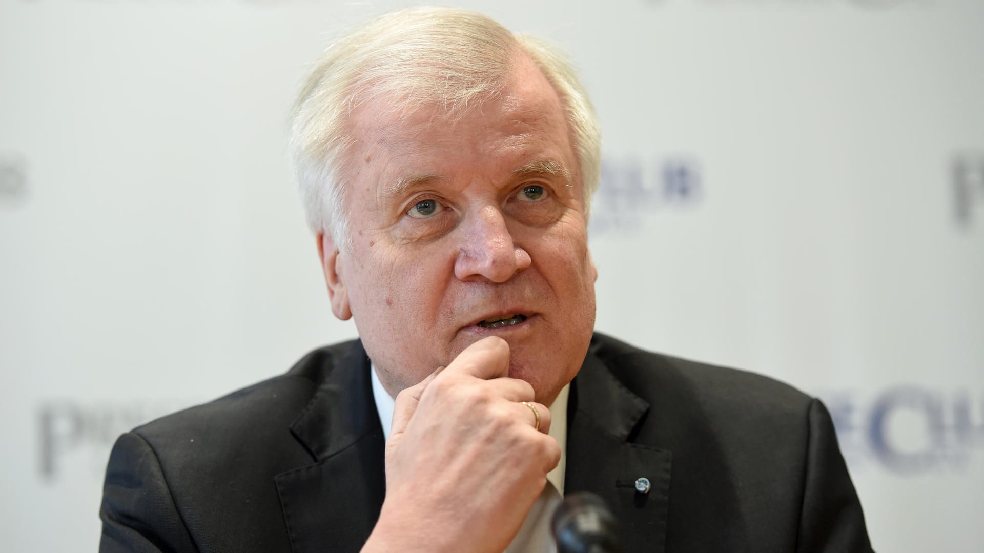 Horst Seehofer: Der Innenminister weist die SPD-Kritik an seinen SPD-Plänen deutlich zurück.