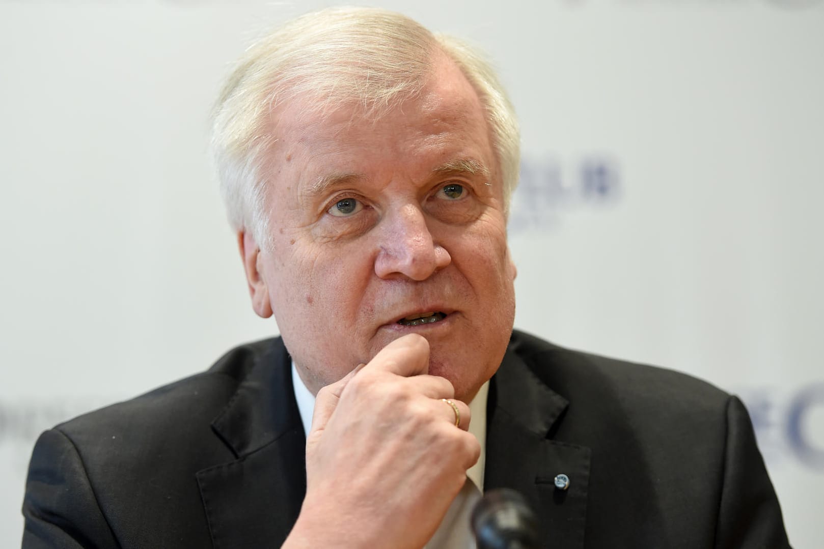 Horst Seehofer: Der Innenminister weist die SPD-Kritik an seinen SPD-Plänen deutlich zurück.