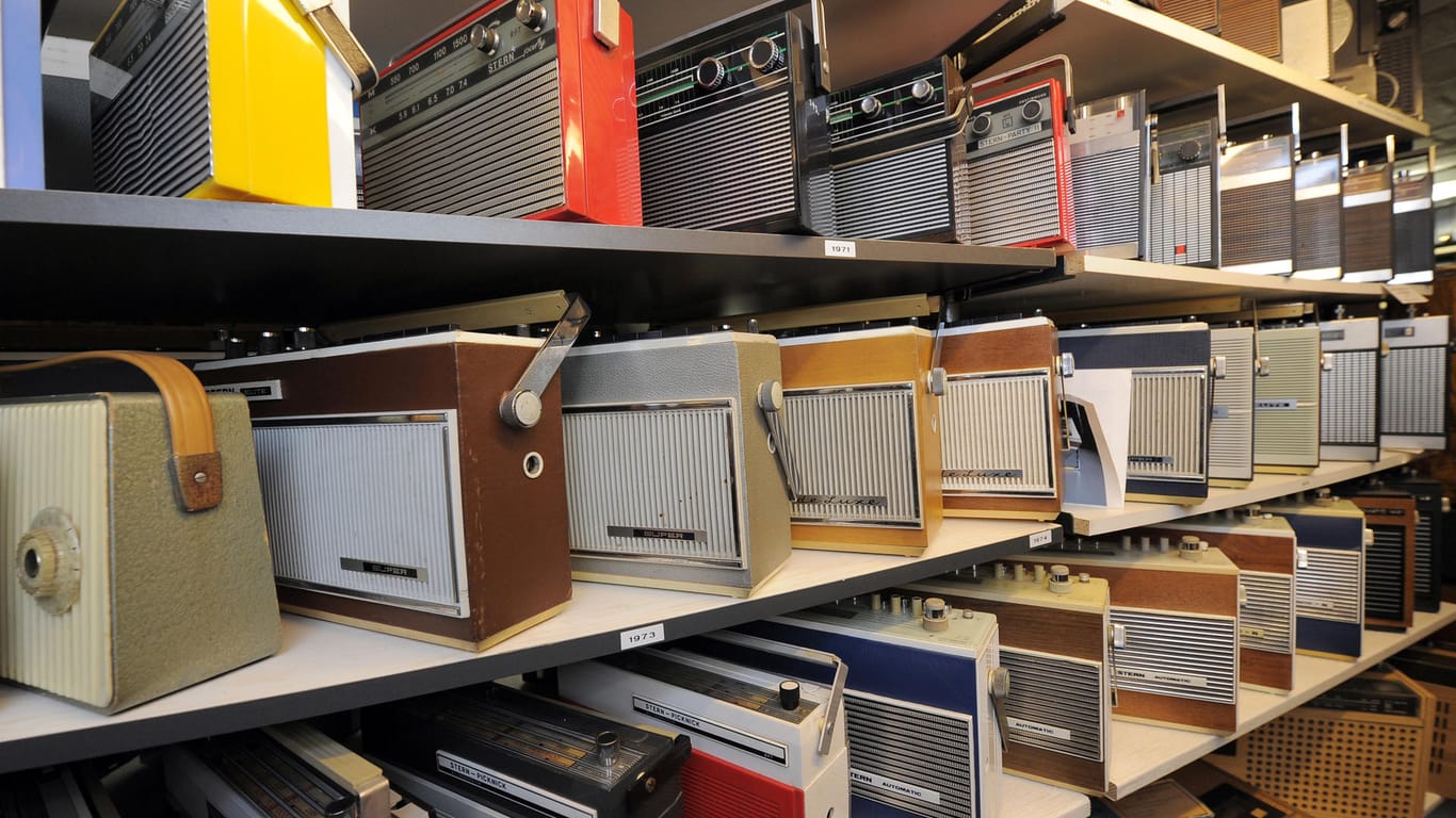 Kofferradios im privaten Rundfunkmuseum: Karlsruhe verhandelt über Rundfunkgebühren.