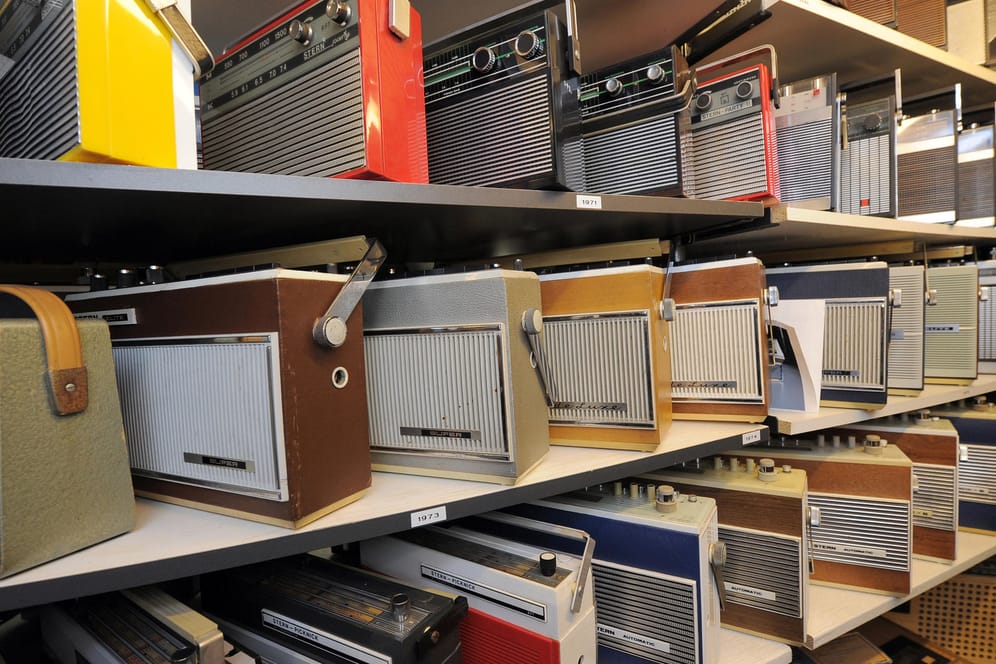 Kofferradios im privaten Rundfunkmuseum: Karlsruhe verhandelt über Rundfunkgebühren.